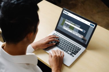 Çevrimiçi otel konaklama rezervasyon sitesi mod rezervasyon sistemi sağlar. Seyahat teknolojisi kavramı .