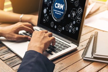 CRM işletme ve işletme için modern bilgisayarda müşteri ilişkileri yönetim sistemi