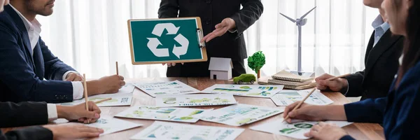 Grupo Empresarios Que Planean Discuten Sobre Reciclaje Reduce Símbolo Política — Foto de Stock