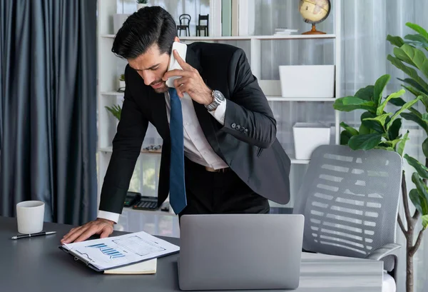 Fleißiger Geschäftsmann Der Mit Kunden Telefoniert Während Seinem Büro Mit — Stockfoto