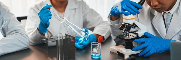 Grupp Hängivna Forskare Utför Kemiska Experiment Med Hjälp Mikroskop Medicinska — Stockfoto