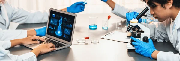 在医学实验室化学实验取得科学突破后 专门从事先进生物技术计算机软件研究或分析Dna数据的科学家小组 新时代 — 图库照片