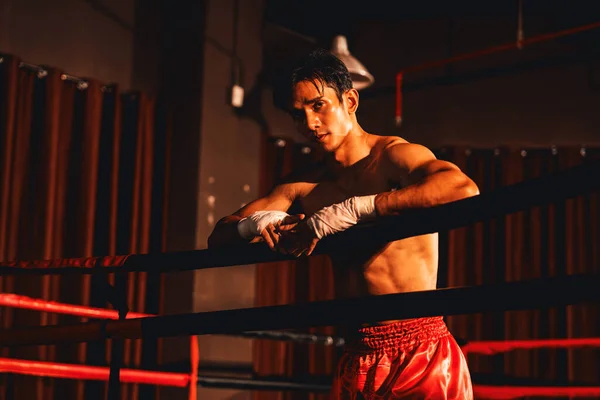 Muay Thai Antrenmanından Dövüşünden Yorgun Düşen Asyalı Boksör Ringe Yaslanıyor — Stok fotoğraf