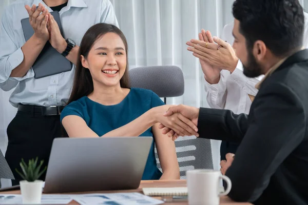 多様な同僚が 職場での握手やチームワークで成功を祝います オフィスで握手することによって連帯して団結幸せな専門家の多文化チーム 契約書 — ストック写真
