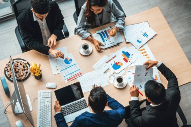İş adamları grup toplantısı ofiste yukarıdan çekildi. İş kadınları, iş adamları ve ofis çalışanları toplantı masasında proje planlama belgeleriyle takım konferansında çalışıyorlar. Jivy