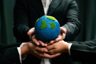 Üst düzey iş adamları, Dünya 'yı kurtarmak için CO2 salınımını azaltmak suretiyle çevresel koruma için ekolojik düzenlemeden yararlanmak amacıyla sinerjide bir arada tutuyorlar. Antika