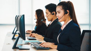 Ofiste çalışan kulaklık takan işadamları uzak müşteri ya da meslektaşlarını desteklemek için çalışıyorlar. Çağrı merkezi, tele pazarlama, müşteri destek acentesi telefon görüşmesinde hizmet sağlıyor. Jivy