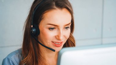 Ofiste çalışan kulaklık takan işadamları uzak müşteri ya da meslektaşlarını desteklemek için çalışıyorlar. Çağrı merkezi, tele pazarlama, müşteri destek acentesi telefon görüşmesinde hizmet sağlıyor. Jivy