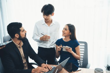 Profesyonel Asyalı çalışanlar, şirket ofisinde takım olarak çalışarak iş planları ve bilgisayarla başarılı olmak için verileri tartışırlar. Modern ofis çalışanı takım çalışması konsepti. Uyum