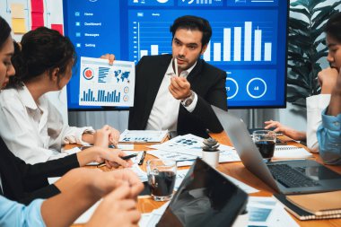 Finansal veri raporunu analiz eden çeşitli bir grup iş analisti. Mali veri analiz çizelgesi ve grafik paneli stratejik pazarlama planlama için toplantı odasında TV ekranında. Habiliment