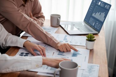 Yakın plan analist takım arkadaşları dijital torpido gözündeki finansal verileri, çizelgeleri ve grafiği destekleyici takım çalışmasıyla tartıştılar. Profesyonel ofis pazarlama işini planlamak için BI 'ı kullanır. Coşkulu.