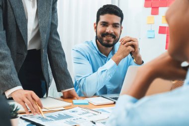 Çok ırklı analist ekibi toplantı masasındaki mali raporu analiz etmek için BI gösterge tablosunu kullanıyor. Çeşitli iş adamlarından oluşan bir grup, iş pazarlama kararı için FIntech 'in veri analizini kullanır. Uyum