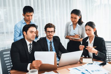 Modern ofis ortamında çalışan çeşitli etnik gruplardan çeşitli iş adamları. Üretken ve çok ırklı ofis çalışanları stratejik ticari pazarlama konusunda tartışmaya giriştiler. Çok titiz.