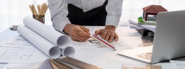 Çalışma masasının iç mimar tasarımcısı evin iç planlarını tasarlıyor ve ruh hali kurulu örneklerini seçiyor. Ev yenileme ya da tasarım konsepti için yaratıcı el çizimi planı. İçgörü