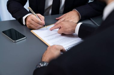 Yakın plan sözleşme imzalama belgesini kalemle imzalama, iş anlaşmasını imzayla mühürleme. İş adamları iş anlaşmasını imzalamak için sözleşmeye imza atıyorlar. Coşkulu