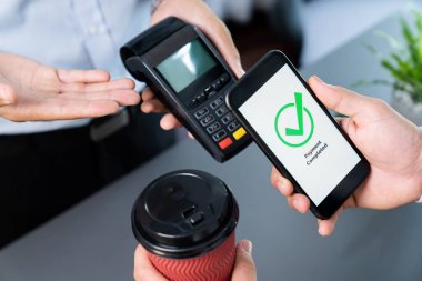 NFC QR kod cihazı ile el ele tutuşan akıllı telefon, hızlı dijital işlemler için temas kurulamayan ödeme kodlarını tarıyor. Modern yaşam tarzı ödeme teknolojisi için cep telefonundaki online bankacılık uygulaması. coşkulu