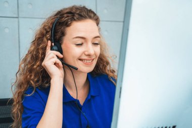 Ofiste çalışan kulaklık takan işadamları uzak müşteri ya da meslektaşlarını desteklemek için çalışıyorlar. Çağrı merkezi, tele pazarlama, müşteri destek acentesi telefon görüşmesinde hizmet sağlıyor. Jivy