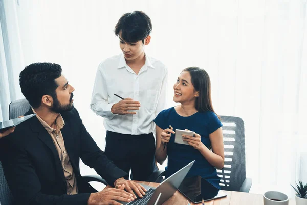 プロのアジア人従業員は オフィスでチームとして協力し ラップトップでデスクで成功を収めるためのビジネスプランやデータについて話し合います 現代のオフィスワーカーのチームワークの概念 契約書 — ストック写真