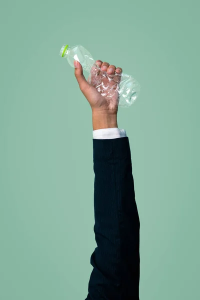 Empresarios Mano Sosteniendo Botella Plástico Sobre Fondo Aislado Econegocio Recicla — Foto de Stock