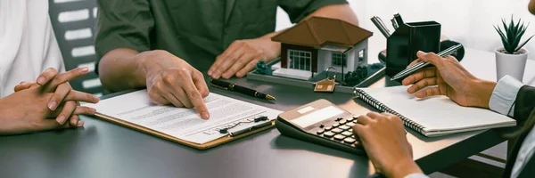 Umowa Pożyczki Agentem Nieruchomości Omówienie Terminu Odsetek Własności Nieruchomości Analiza — Zdjęcie stockowe