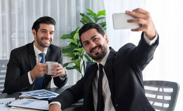 Feliz Negocio Rompiendo Selfie Escritorio Oficina Después Terminar Papeleo Sonreír —  Fotos de Stock