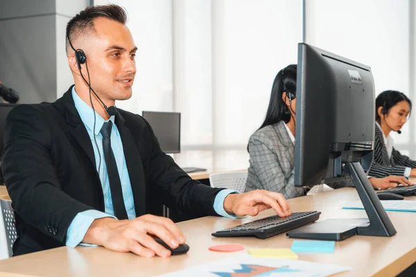 Vezetékes Fülhallgatót Viselő Üzletemberek Dolgoznak Irodában Hogy Támogassák Távoli Ügyfelet — Stock Fotó