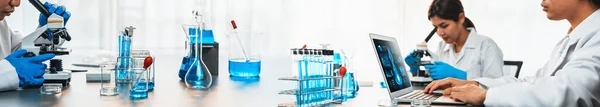 Elkötelezett Tudósok Csoportja Végez Kémiai Kísérleteket Kutatásokat Orvosi Laborban Mint — Stock Fotó