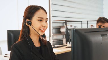 Ofiste çalışan kulaklık takan işadamları uzak müşteri ya da meslektaşlarını desteklemek için çalışıyorlar. Çağrı merkezi, tele pazarlama, müşteri destek acentesi telefon görüşmesinde hizmet sağlıyor. Jivy