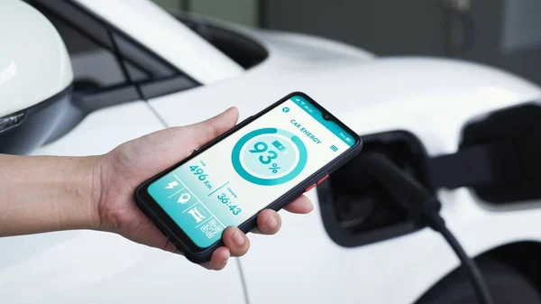 스마트 스마트 모바일 애플리케이션에서 배터리 상태를 차량은 차고의 소에서 전기를 — 스톡 사진