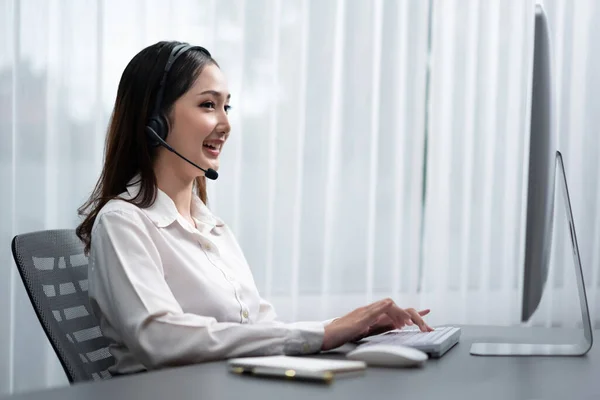 Ázsiai Telefonközpont Fülhallgatóval Mikrofonnal Laptopján Női Szolgáltató Kivételes Ügyfélszolgálatot Nyújt — Stock Fotó