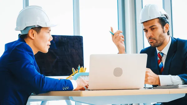 Reunião Engenheiros Arquitetos Mesa Escritório Sobre Planejamento Projetos Engenharia Arquitetura — Fotografia de Stock