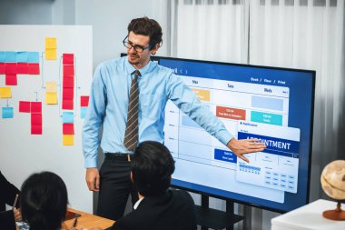 Proje yöneticisi toplantı odasında iş programları, Gantt program programı TV ekranında. Çoklu etnik çeşitlilik iş adamları ve modern iş projesi yönetimi. Çok titiz.