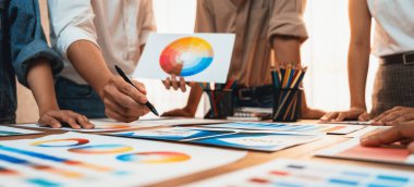 Grafik tasarımcı beyin fırtınası logosu ve grafik sanat yoğun yaratıcı stüdyo atölyesinde. Yaratıcı tasarım için çalışma masasında deney ve beyin fırtınası renk paleti ve desen. Panorama çekimi. İnceleyin