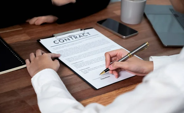 Closeup Hand Ondertekenen Contract Document Met Pen Verzegelen Zakelijke Deal — Stockfoto