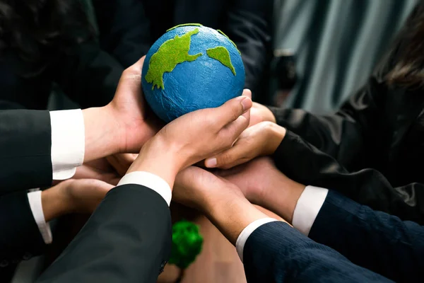 Von Oben Betrachtet Halten Geschäftsleute Die Erde Synergie Als Teambuilding — Stockfoto