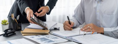 Denetleme ekibi, mali verileri ve muhasebe kayıtlarını analiz etmek için ofiste işbirliği yapıyor. Şirket geliri, gider ve bütçesi için doğru rapor ve planlama ile finans ve vergilendirme alanında uzman. İçgörü