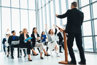 Bir grup iş adamı seminer konferansında toplanıyor. Seyirciler, çalışanların eğitim seanslarındaki eğitmenleri dinliyor. Uzman konuşmacı ile ofis çalışanları toplantısı. Jivy