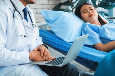 Profesyonel üniformalı doktor hastanedeki ya da klinikteki hastayı muayene ediyor. Sağlık, tıbbi ve doktor servis konsepti. Jivy