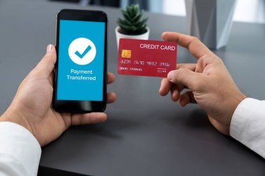 Akıllı telefon uygulamasında kredi kartıyla dijital ödeme. Hızlı, güvenli ve kullanışlı internet bankacılığı işlemleri QR kodu ve cep telefonu uygulamalı barkod teknolojisi kullanıyor. Coşkulu