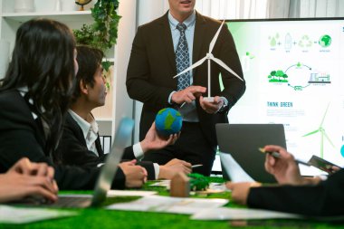 İş adamı lider, CO2 emisyonunu azaltmak ve yenilenebilir alternatif enerji teknolojisiyle daha yeşil bir gelecek için sürdürülebilir ekoloji oluşturmak amacıyla çevre dostu uygulamalar hakkında sunum yaptı. Antika