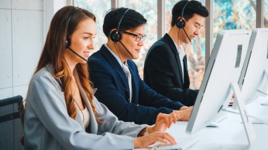 Ofiste çalışan kulaklık takan işadamları uzak müşteri ya da meslektaşlarını desteklemek için çalışıyorlar. Çağrı merkezi, tele pazarlama, müşteri destek acentesi telefon görüşmesinde hizmet sağlıyor. Jivy