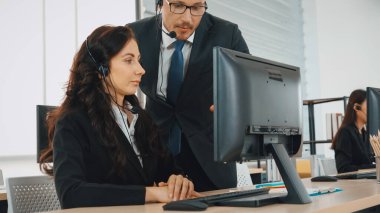 Ofiste çalışan kulaklık takan işadamları uzak müşteri ya da meslektaşlarını desteklemek için çalışıyorlar. Çağrı merkezi, tele pazarlama, müşteri destek acentesi telefon görüşmesinde hizmet sağlıyor. Jivy