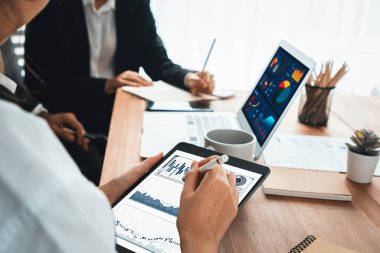 Fintech BI 'ın finansal veri analizi ya da iş zekası göstergesi bilgisayar ve tabletten pazarlamayı planlayan iş adamlarının finansal veri analizine kadar. Habiliment