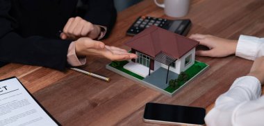 Temsilciyle ev kredisi sözleşmesini gözden geçiriyorum. Mali belgeleri ve vergi oranlarını, mülkiyet sahibi olmak için hesap makinesiyle analiz ediyorum. Yeni ev alımı ve finansman için anahtar imza. Coşkulu.