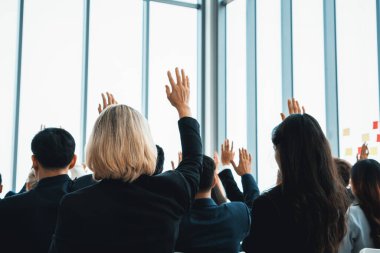 Bir grup iş adamı seminer konferansında toplanıyor. Seyirciler, çalışanların eğitim seanslarındaki eğitmenleri dinliyor. Uzman konuşmacı ile ofis çalışanları toplantısı. Jivy