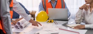 Mimari inşaat projesi için ofis masasının üzerinde proje tasarımı üzerinde birlikte çalışan mühendis ortağı. Mimarlık, iç mimari taslak planlama. İçgörü