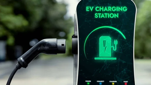 緑と緑の背景を持つ緑の都市公園内の電気自動車のためのEv充電プラグと電気充電ステーション 未来的な持続可能なエネルギーとEvカー技術の進歩 — ストック写真