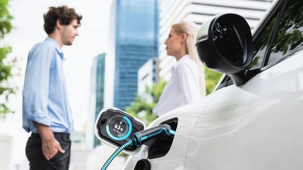 Elektrikli Arabanın Şarj Edilmesini Bekleyen Adamları Otoparkta Akıllı Batarya Durumu — Stok fotoğraf