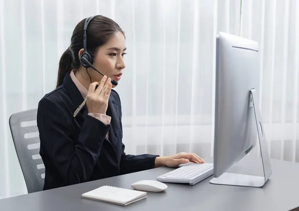 Asiatisches Callcenter Mit Headset Und Mikrofon Ihrem Laptop Betreiberinnen Bieten — Stockfoto