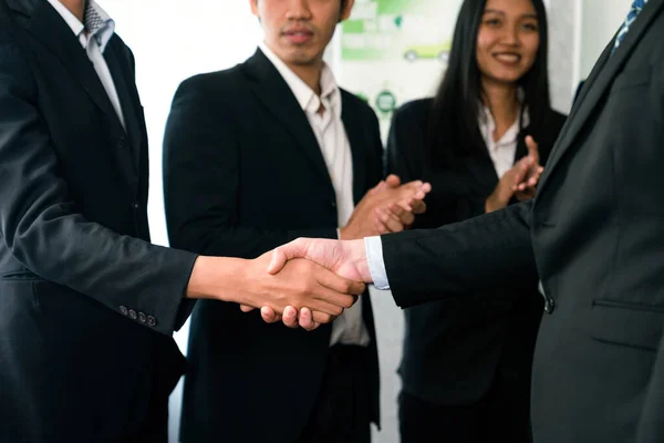 会議室での合意が成功した後 アジアのビジネスの人々は握手を交わし 企業の拍手でプロの手を振る クエント — ストック写真